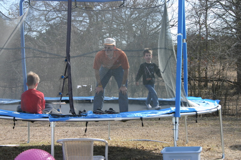 2006/02(February)/Colton-Bday/800x600_2006-02-04-Colton-bday-106-Chance-Travis-Dax.JPG