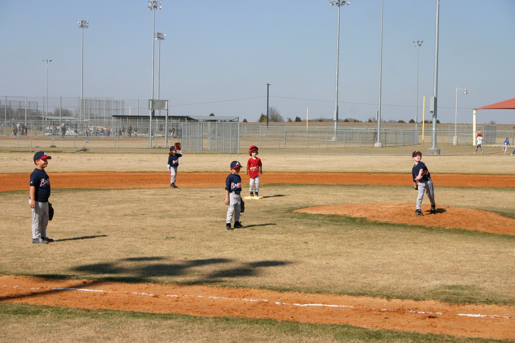 2006/02(February)/First-Cardinals-Tball-game/1024x768_2006-02-26-Tball-33-First-game-Cardinals-Dax-2nd-base.JPG