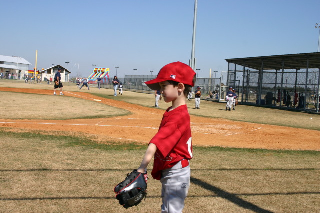 2006/02(February)/First-Cardinals-Tball-game/640x480_2006-02-26-Tball-09-First-game-Dax.JPG