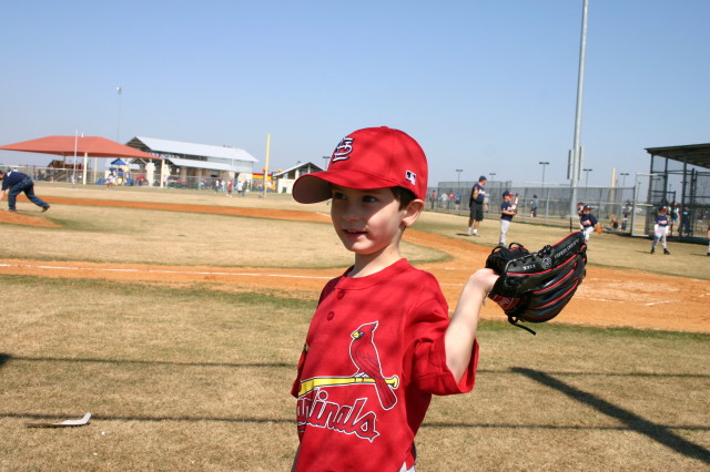 2006/02(February)/First-Cardinals-Tball-game/640x480_2006-02-26-Tball-10-First-game-Dax.JPG