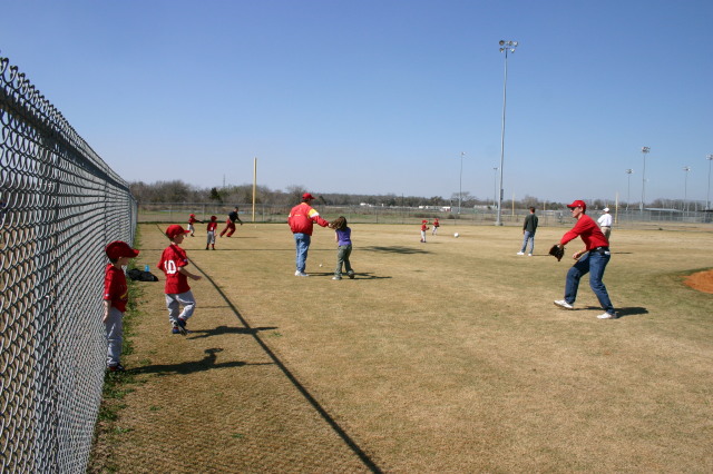 2006/02(February)/First-Cardinals-Tball-game/640x480_2006-02-26-Tball-20-First-game-Cardinals-Dax-Chance-Travis.JPG