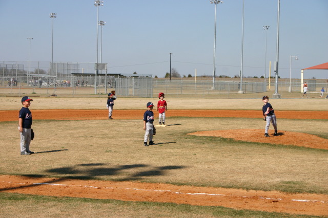 2006/02(February)/First-Cardinals-Tball-game/640x480_2006-02-26-Tball-33-First-game-Cardinals-Dax-2nd-base.JPG