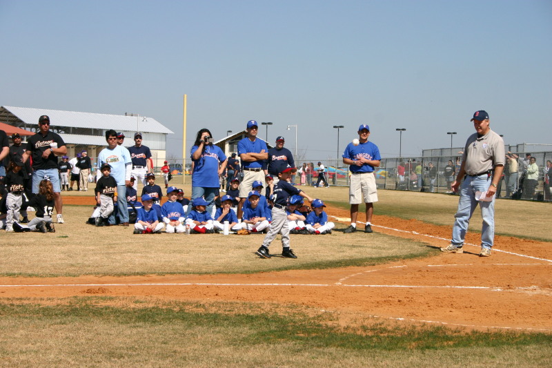 2006/02(February)/First-Cardinals-Tball-game/800x600_2006-02-26-Tball-08-Ceremony-1st-pitch.JPG