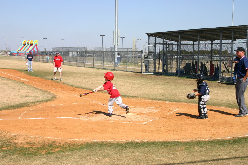 2006/02(February)/First-Cardinals-Tball-game/800x600_2006-02-26-Tball-25-First-game-Cardinals-Chance-1st-bat.JPG
