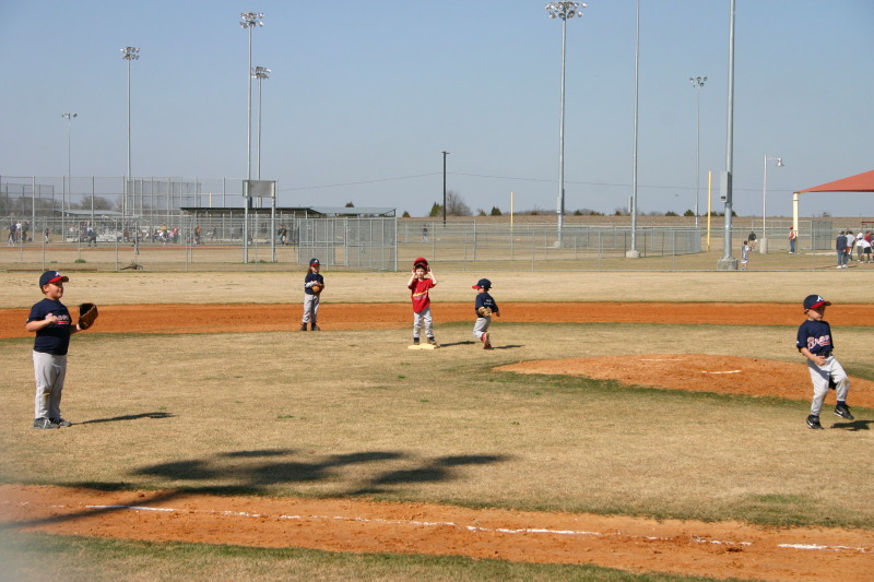 2006/02(February)/First-Cardinals-Tball-game/800x600_2006-02-26-Tball-34-First-game-Cardinals-Dax-2nd-base.JPG