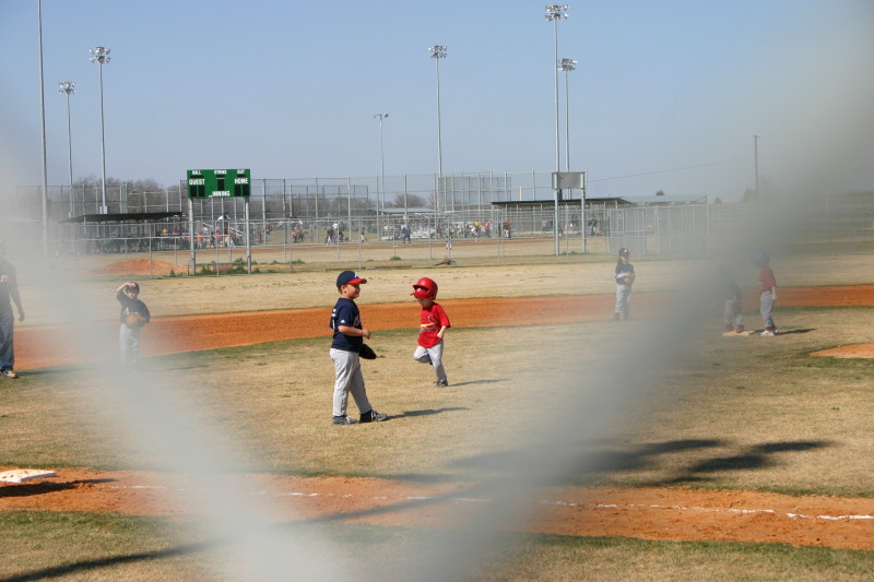 2006/02(February)/First-Cardinals-Tball-game/800x600_2006-02-26-Tball-35-First-game-Cardinals-Dax-running-to-3rd.JPG