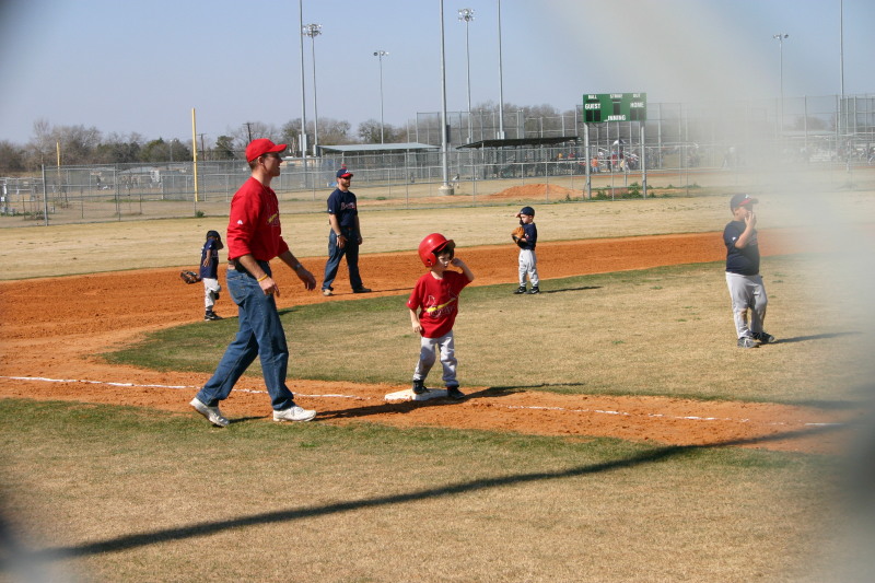 2006/02(February)/First-Cardinals-Tball-game/800x600_2006-02-26-Tball-36-First-game-Cardinals-Travis-Dax-on-3rd.JPG