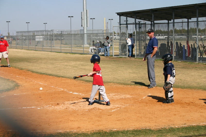 2006/02(February)/First-Cardinals-Tball-game/800x600_2006-02-26-Tball-39-First-game-Cardinals-Chance-batting.JPG