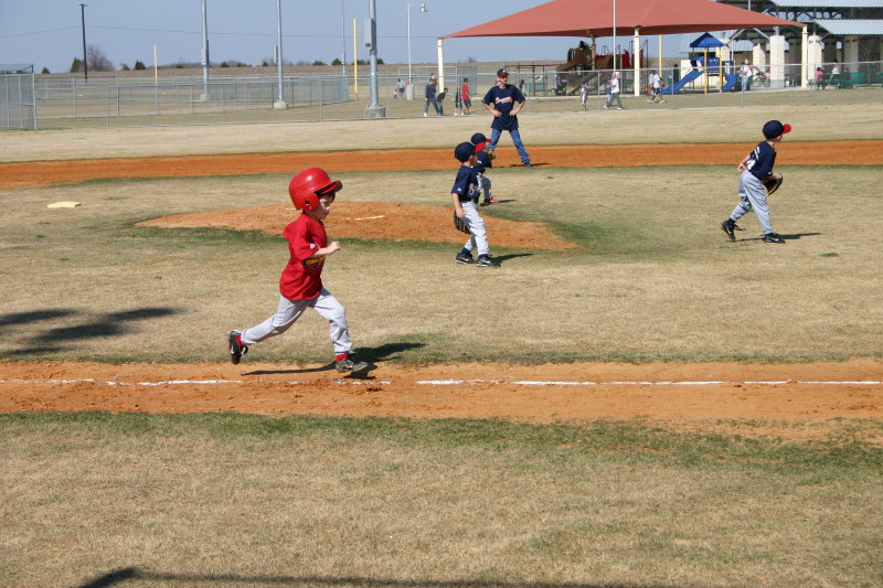2006-02-26-Tball-40-First-game-Cardinals-Dax-running-home.JPG