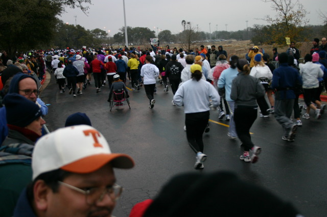 2006/02(February)/FreeScale-Marathon/640x480_2006-02-19-Marathon-15-Suzi-Andrea-start.JPG