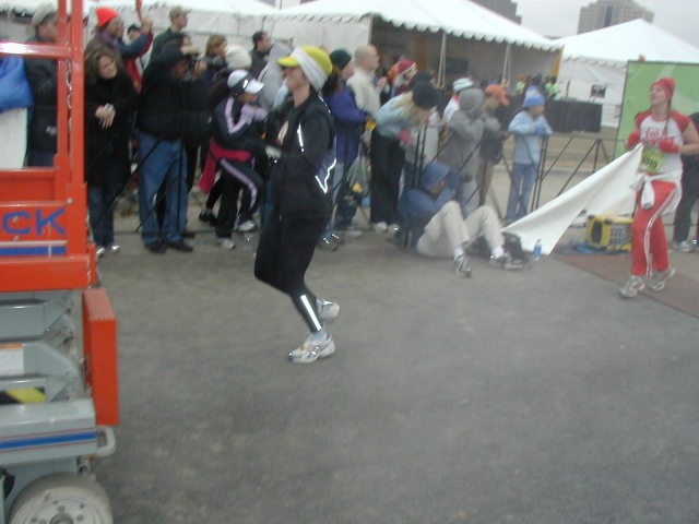 2006-02-19-Marathon-53-Suzi-finish.JPG
