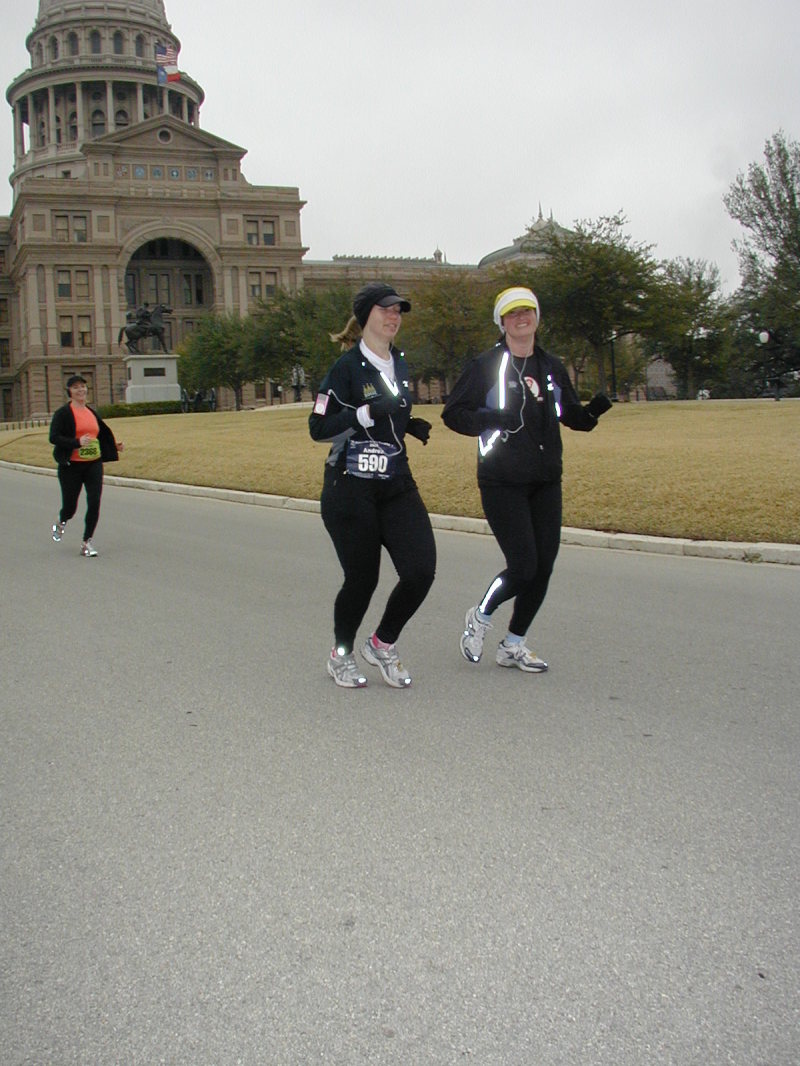 2006/02(February)/FreeScale-Marathon/800x600_2006-02-19-Marathon-50-Suzi-Andra-Capitol.JPG