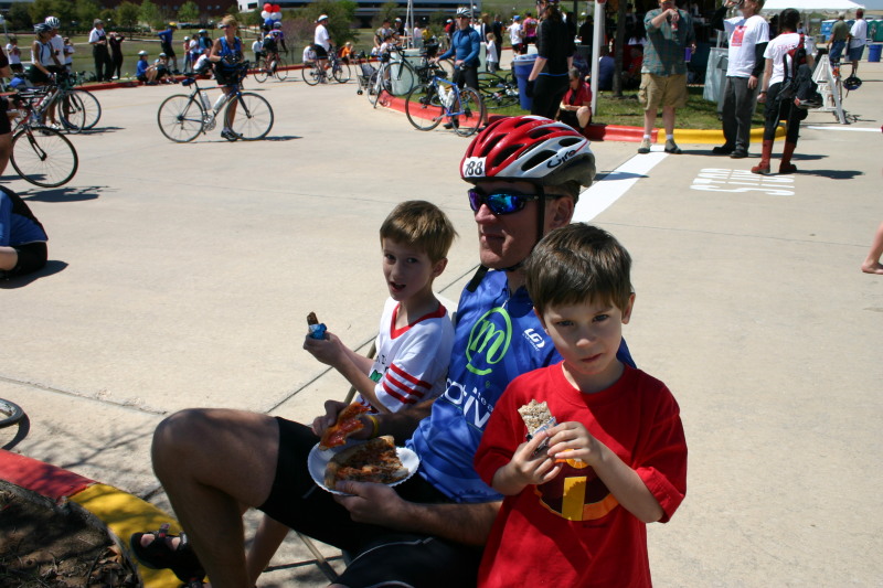 2006/03(March)/Rosedale-Ride/800x600_2006-03-25-Rosedale-Ride-60miler-3-Chance-Travis-Dax.JPG