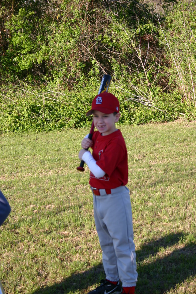 2006/03(March)/Tball-Professional-poses/640x480_2006-03-25-Tball-Prof-02-Matthew.JPG