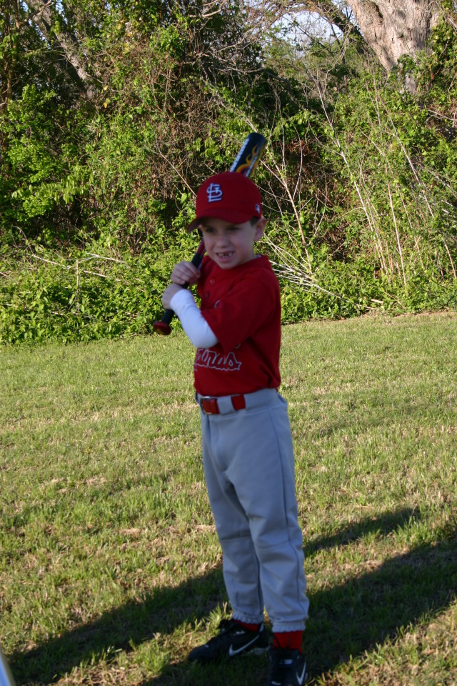 2006/03(March)/Tball-Professional-poses/640x480_2006-03-25-Tball-Prof-03-Matthew.JPG