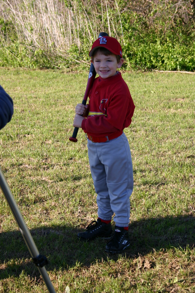 2006/03(March)/Tball-Professional-poses/640x480_2006-03-25-Tball-Prof-15-Case.JPG