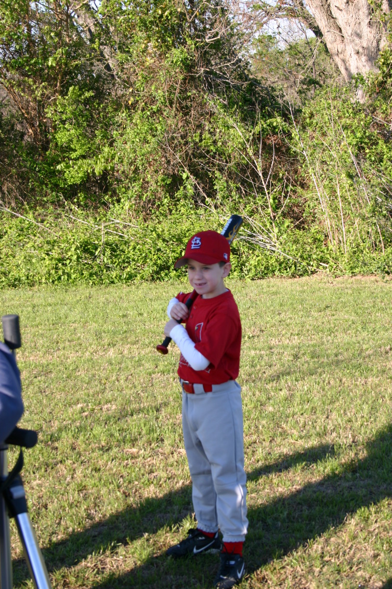 2006/03(March)/Tball-Professional-poses/2006-03-25-Tball-Prof-01-Matthew.JPG
