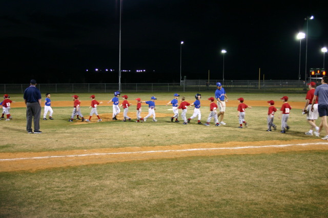 2006/03(March)/Tball/640x480_2006-03-02-Tball-24-shake-hands.JPG