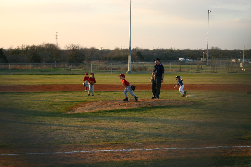 2006/03(March)/Tball/800x600_2006-03-02-Tball-04-Gabe-Sierra-Case.JPG