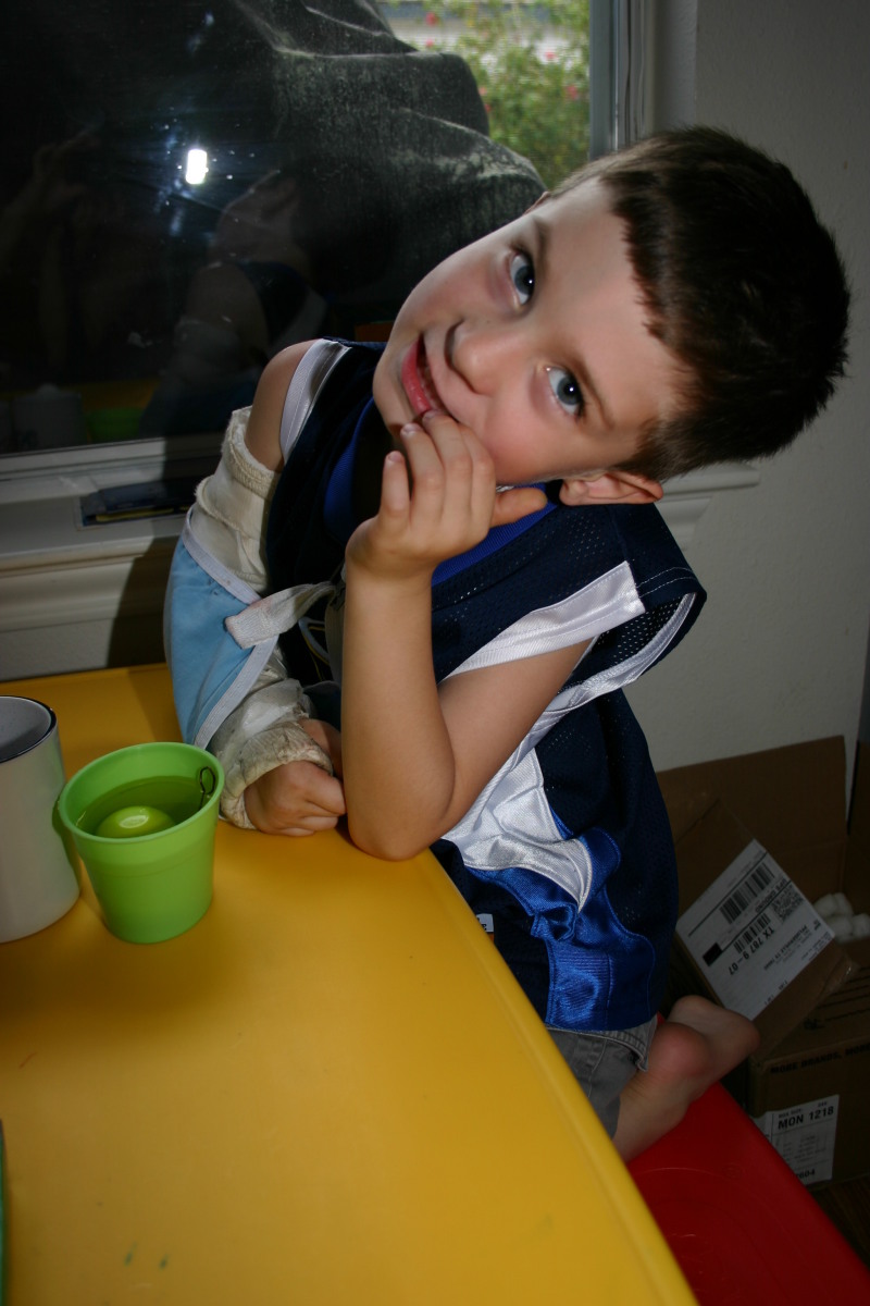 2006-04-15-dying-Easter-eggs-07-Dax.JPG