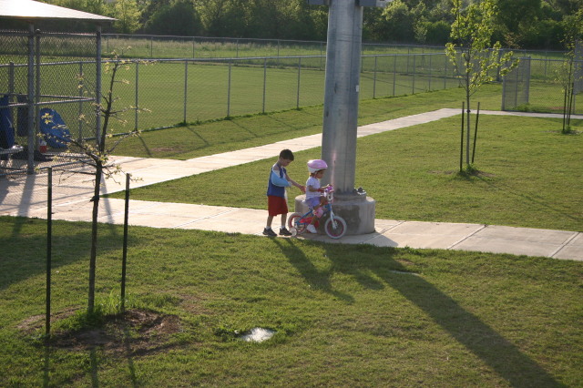 2006/04(April)/Misc/640x480_2006-04-02-tball-park-3-Dax-broken-arm.JPG