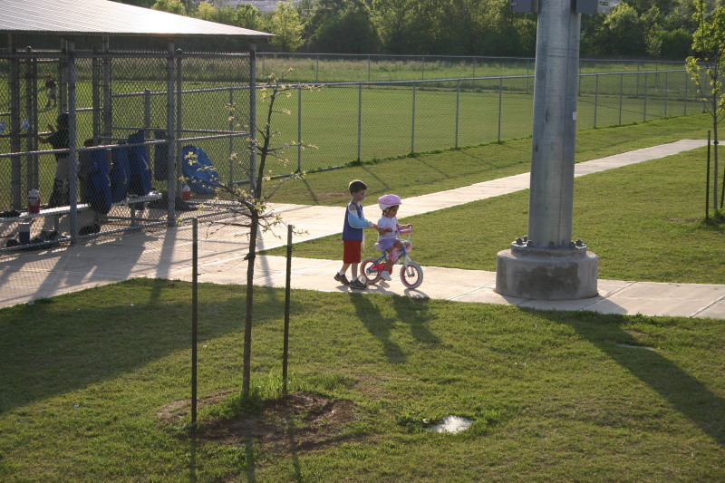 2006-04-02-tball-park-2-Dax-broken-arm.JPG