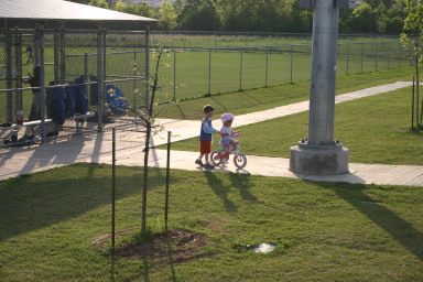 2006-04-02-tball-park-2-Dax-broken-arm.JPG