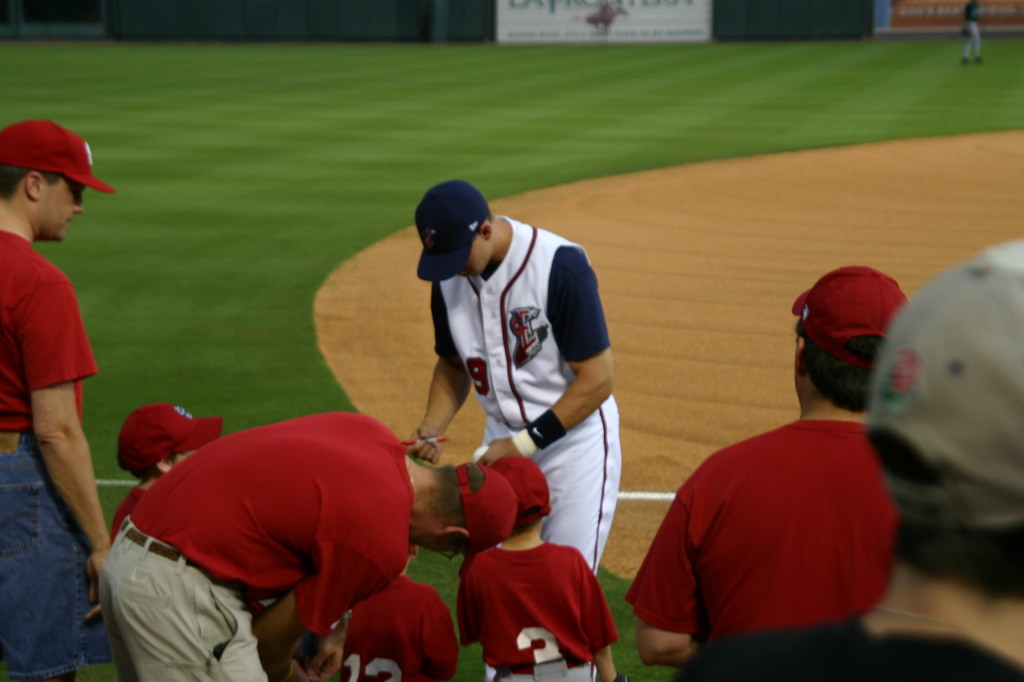 2006-04-18-Tball-RR-Express-32-signing-ball.JPG