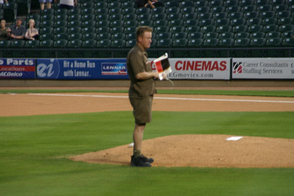 2006/04(April)/Tball-RR-Express/1024x768_2006-04-18-Tball-RR-Express-43-UPS-delivers-game-ball.JPG