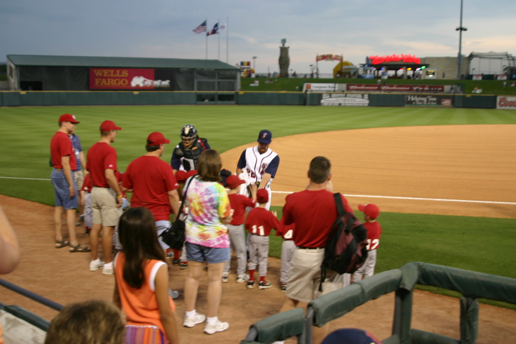 2006/04(April)/Tball-RR-Express/1024x768_2006-04-18-Tball-RR-Express-46-signing.JPG