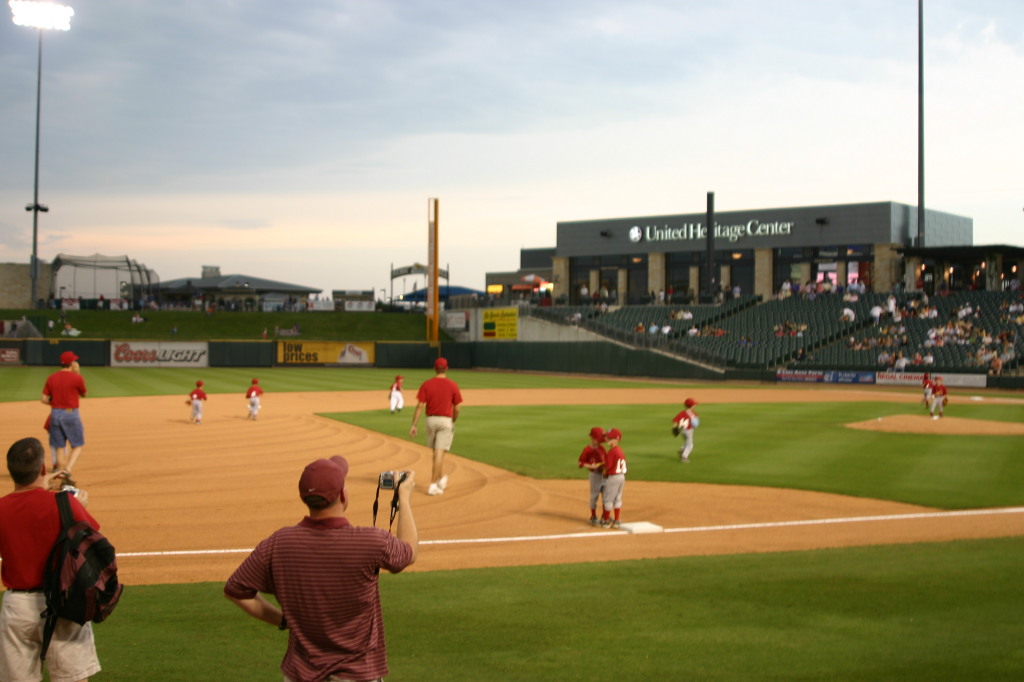 2006-04-18-Tball-RR-Express-50-out-on-the-field.JPG