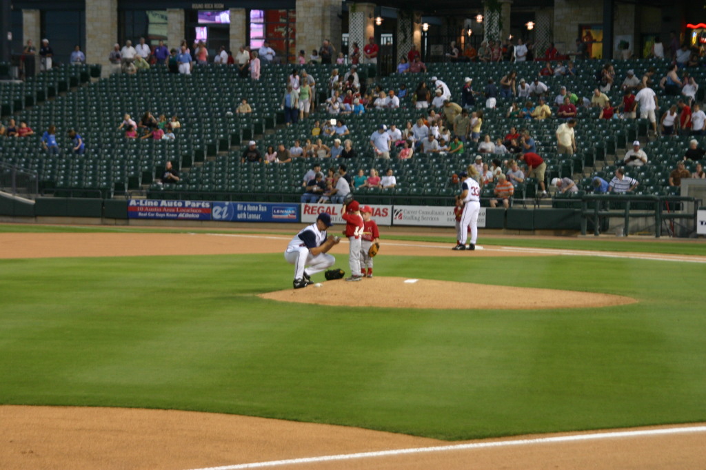 2006-04-18-Tball-RR-Express-56-out-on-the-field-Dax-Caden.JPG