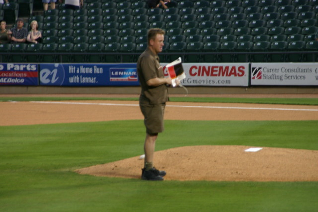 2006-04-18-Tball-RR-Express-43-UPS-delivers-game-ball.JPG
