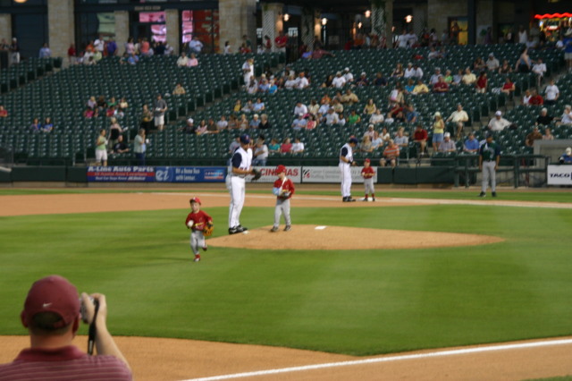2006-04-18-Tball-RR-Express-58-out-on-the-field-Dax-Caden.JPG