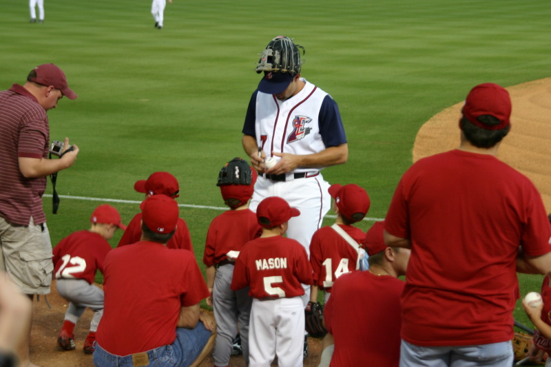 2006-04-18-Tball-RR-Express-35-signing-ball.JPG