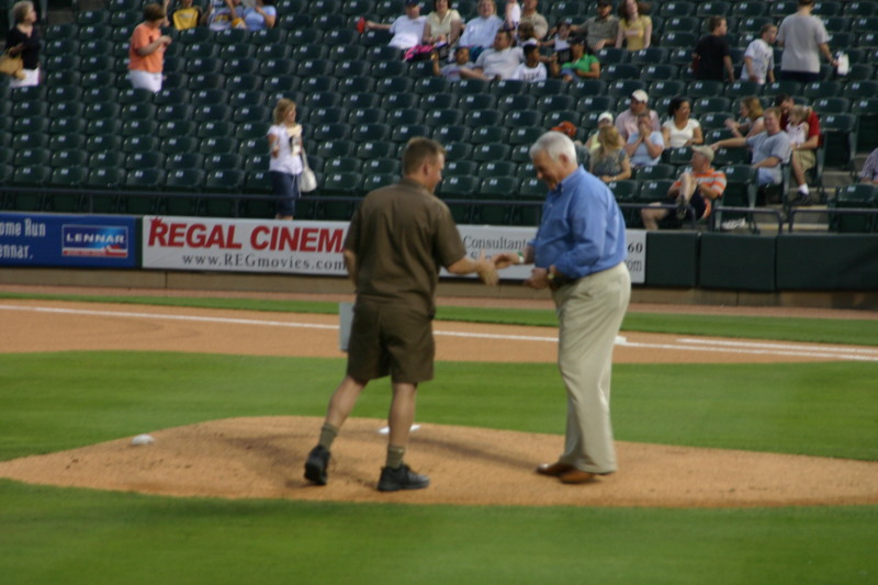 2006-04-18-Tball-RR-Express-44-UPS-delivers-game-ball.JPG