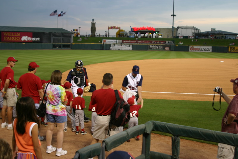 2006-04-18-Tball-RR-Express-47-signing.JPG