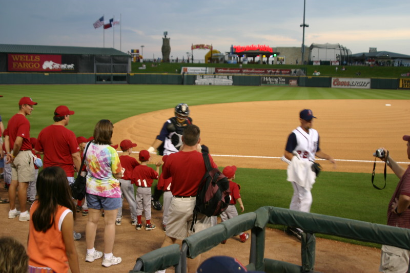 2006/04(April)/Tball-RR-Express/800x600_2006-04-18-Tball-RR-Express-48-signing.JPG