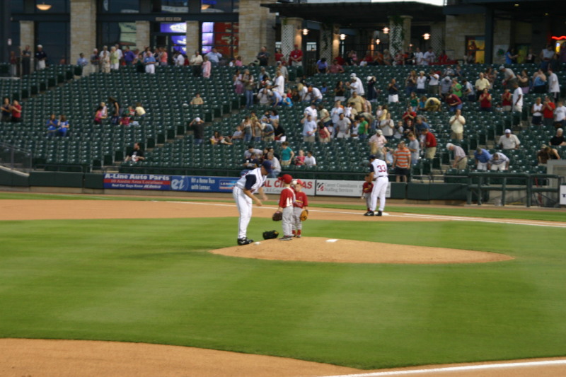2006-04-18-Tball-RR-Express-53-out-on-the-field-Dax-Caden.JPG