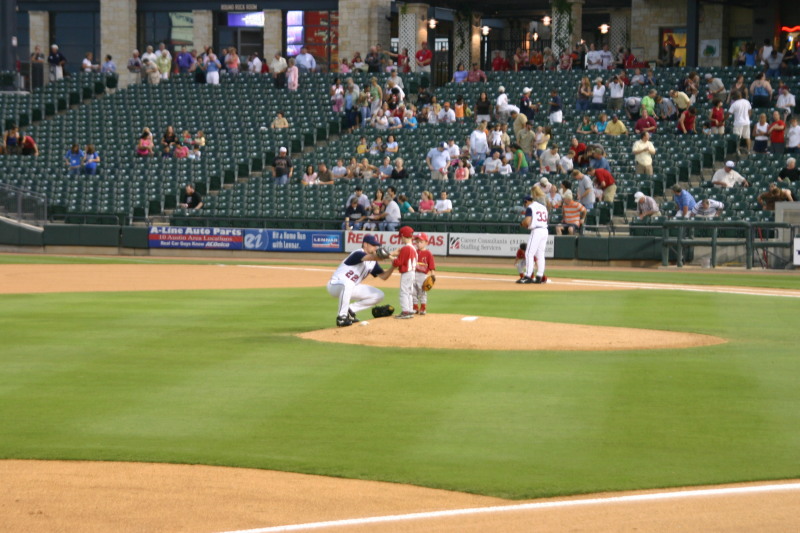 2006-04-18-Tball-RR-Express-54-out-on-the-field-Dax-Caden.JPG