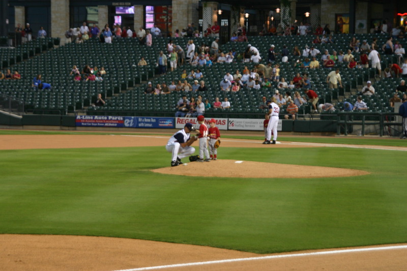 2006-04-18-Tball-RR-Express-57-out-on-the-field-Dax-Caden.JPG