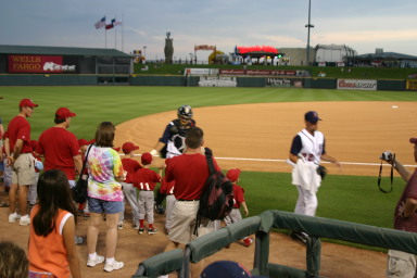 2006-04-18-Tball-RR-Express-48-signing.JPG