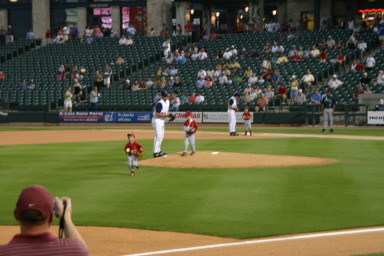 2006-04-18-Tball-RR-Express-58-out-on-the-field-Dax-Caden.JPG