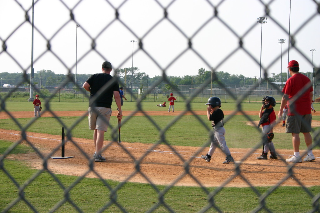 2006/04(April)/Tball/1024x768_2006-05-04-Tball-2-good-hit.JPG