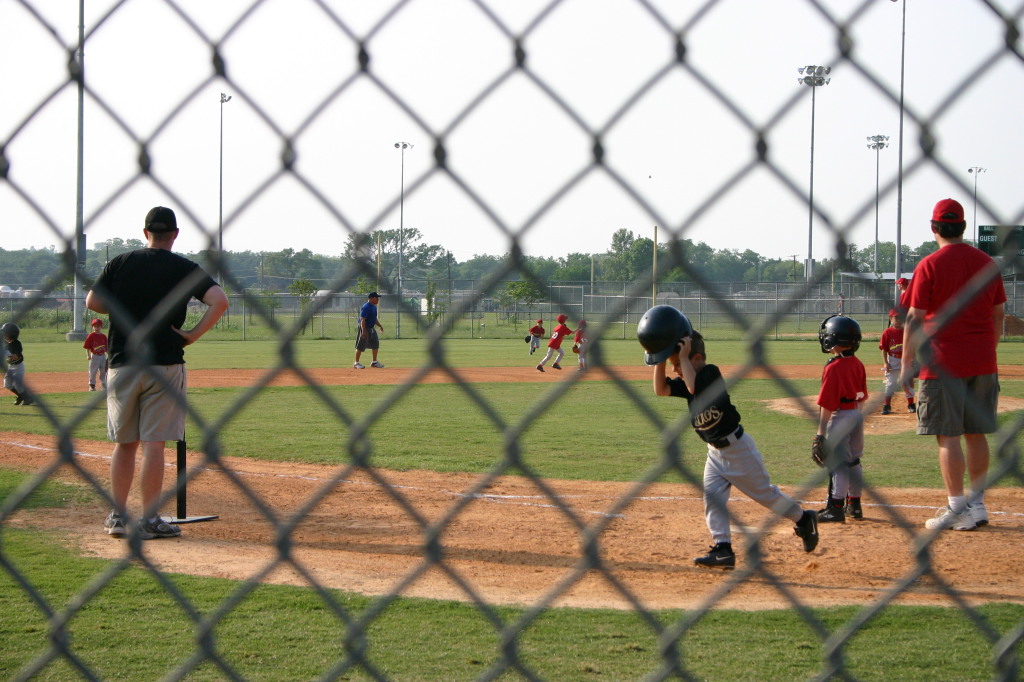 2006/04(April)/Tball/1024x768_2006-05-04-Tball-3-nice-throw-Matthew.JPG