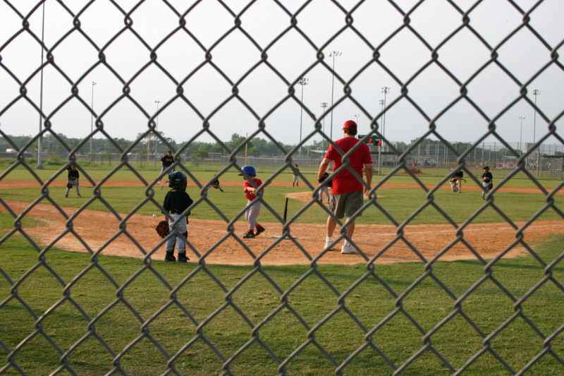 2006/04(April)/Tball/800x600_2006-05-04-Tball-6-Case-batting.JPG