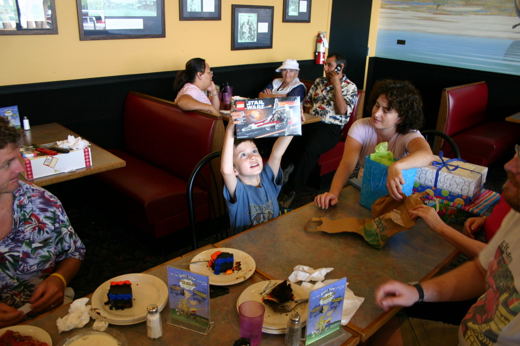 2006/05(May)/Dax-5th-Bday/1024x768_2006-05-07-Dax-5th-Bday-21-Suzi.JPG