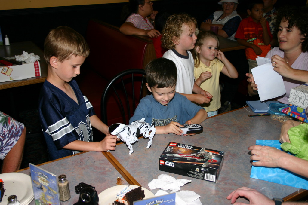 2006/05(May)/Dax-5th-Bday/1024x768_2006-05-07-Dax-5th-Bday-24-Chance-Vale-Kyla-RoboPet.JPG