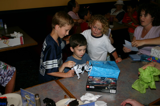 2006/05(May)/Dax-5th-Bday/640x480_2006-05-07-Dax-5th-Bday-23-Chance-Vale-RoboPet.JPG