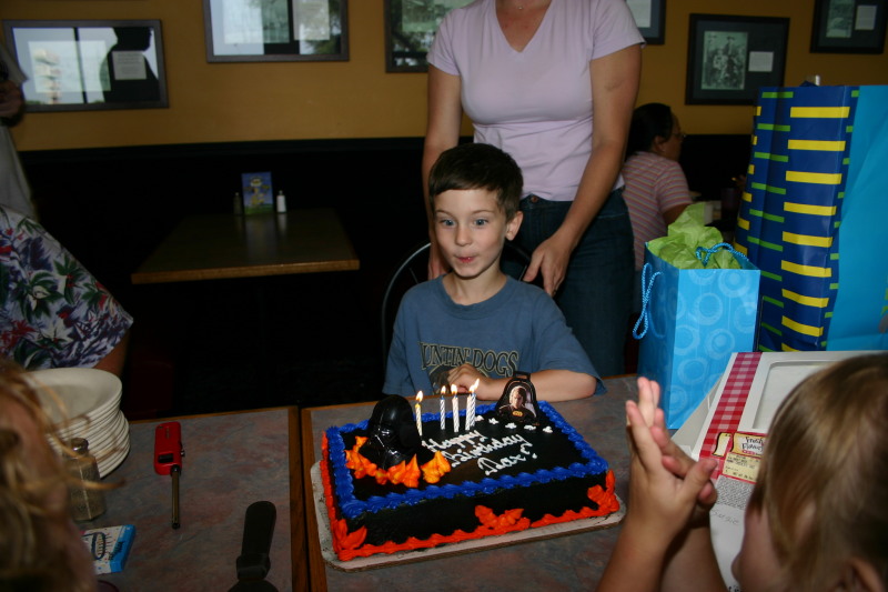 2006/05(May)/Dax-5th-Bday/800x600_2006-05-07-Dax-5th-Bday-03.JPG